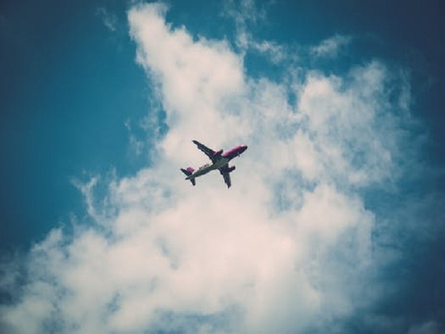 Flygplan mot blå himmel