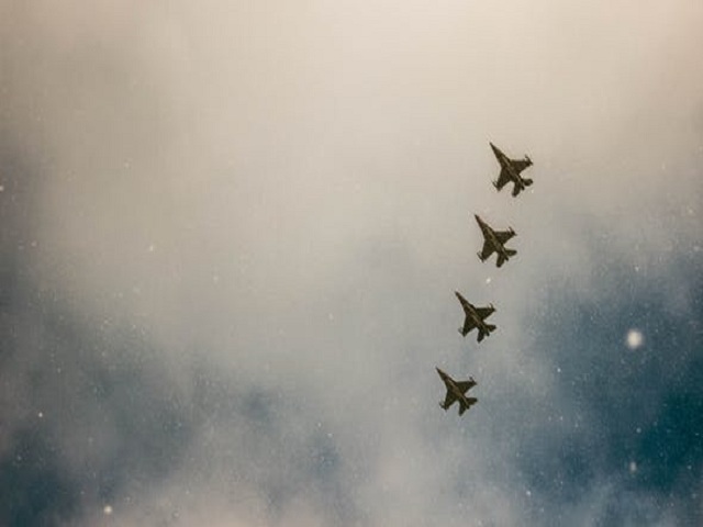 Fyra plan mot grå himmel